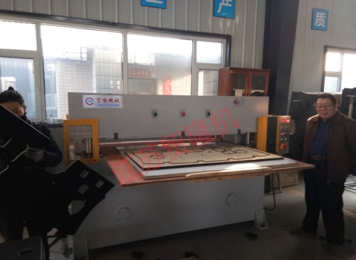 环亚在线注册_环亚（中国） 汽车后备箱隔音垫裁断机